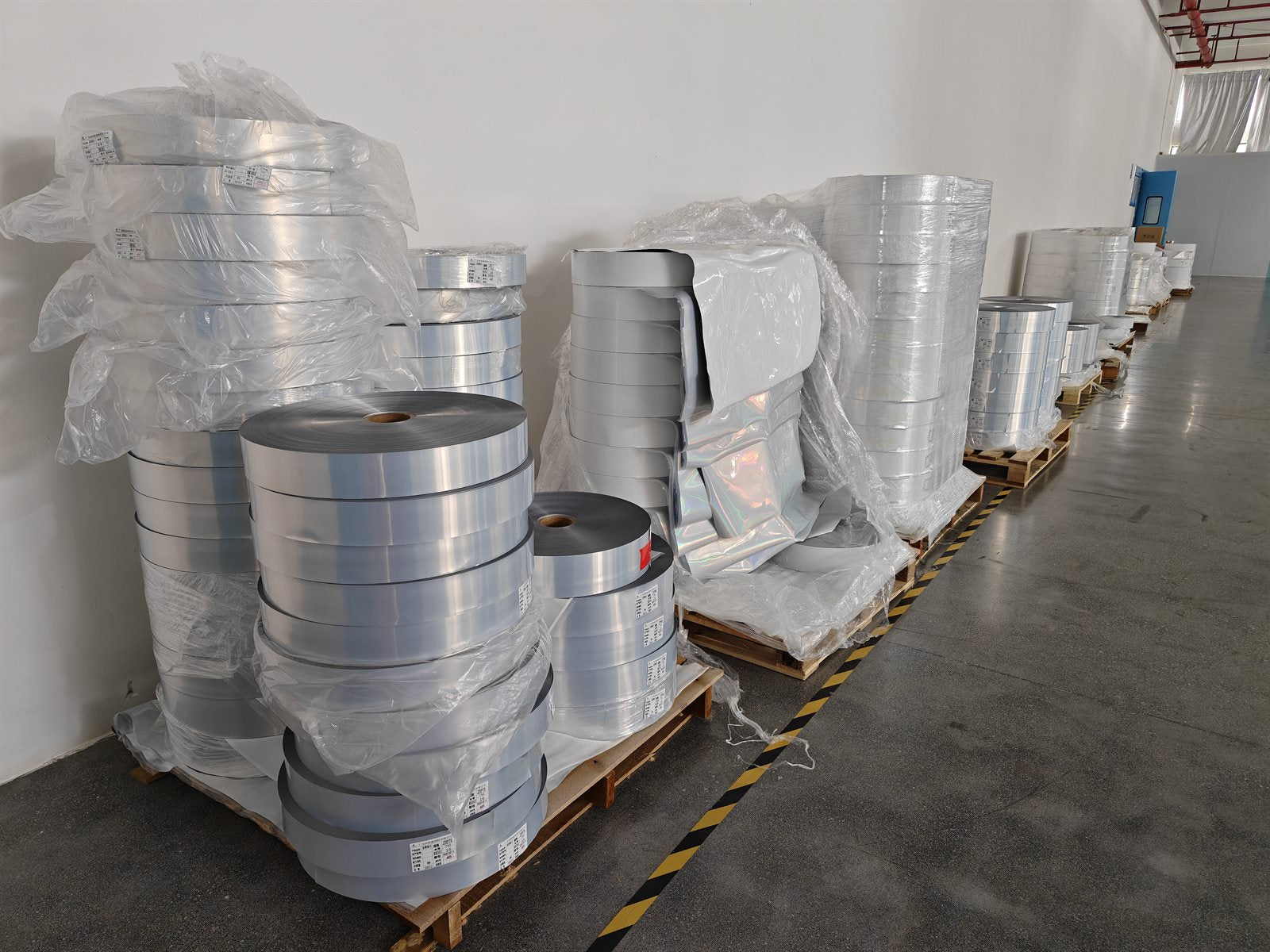 Material selection for cosmetic tube production